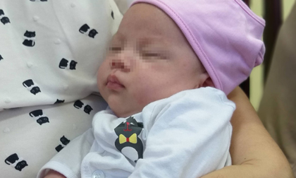 Hà Nội: Người mẹ trẻ đến nhận lại con gái 1 tháng tuổi sau 2 ngày bỏ rơi ở nhà tập thể