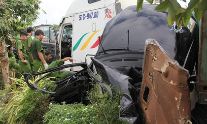 Xe container tông chết 4 người 1 nhà cùng tài xế ở Tây Ninh do lấn làn