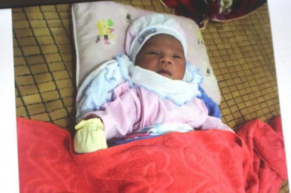 be gai so sinh bi me bo roi duoi goc cay trong dem hien ra sao? - 1