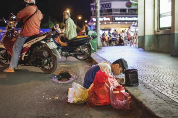 me day con hoc bai ngay tai via he, dan mang ngo ngang roi xuc dong vi chi tiet nay - 3