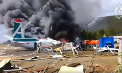 Video: Máy bay Nga bốc cháy ngùn ngụt sau cú hạ cánh khẩn cấp