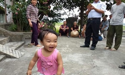 Bé gái đáng yêu hơn 1 tuổi bị mẹ bỏ rơi ở chùa kèm lá thư cho con ‘để còn đi lấy chồng’