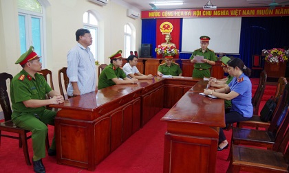 Hà Giang: Bắt giữ 2 chủ tịch xã ăn chặn tiền của người dân