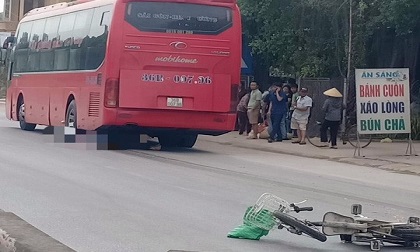 Xe khách cán chết cụ ông 80 tuổi đi xe đạp điện, kéo lê 20 m