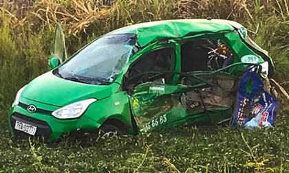 Cảnh tàu hỏa hất văng taxi Mai Linh khiến 2 người tử vong