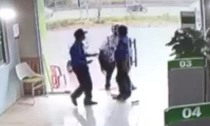 Clip ghi lại cảnh tên cướp hung hãn dùng súng bắn bảo vệ tại Thanh Hóa
