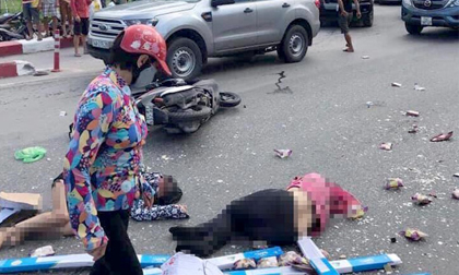 Xe khách nổ lốp băng qua đường đâm hàng loạt xe máy rồi lao vào nhà dân ở Quảng Ninh