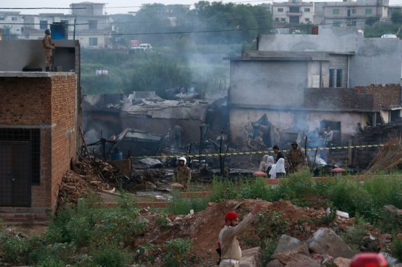 Máy bay quân sự Pakistan rơi vào khu dân cư, 17 người chết