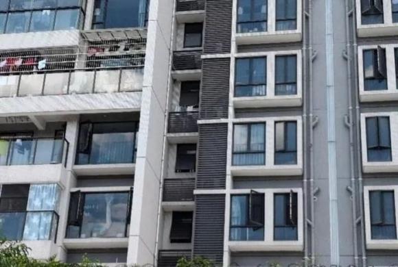 Bỏ con 2 tuổi ngủ ở nhà để... đi làm tóc, mẹ quay về gào khóc khi thấy thi thể không toàn vẹn của con rơi từ tầng 31 xuống - 2