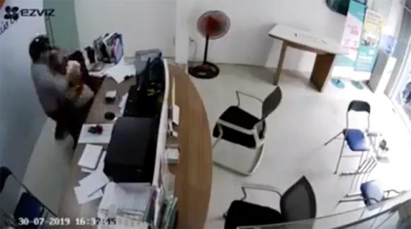 Truy bắt kẻ kề dao uy hiếp nữ nhân viên cửa hàng Viettel để cướp