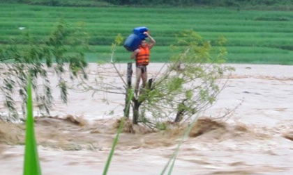 Cảm phục phút sinh tử của người hùng vượt lũ dữ cứu người giữa tâm bão số 3!
