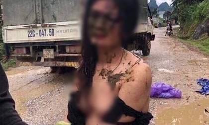 Xôn xao hình ảnh cô gái trẻ bị đánh ghen, lột quần áo và ném chất thải khắp người ngay giữa đường