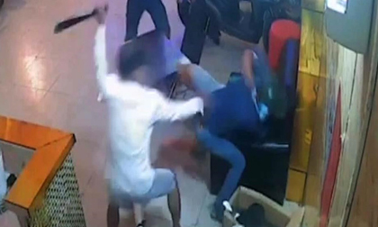 Nam thanh niên bị côn đồ chém gục trong quán karaoke ở Sài Gòn