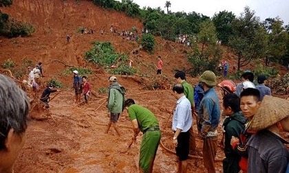 Đắk Nông: Quả đồi bị sạt lở lúc rạng sáng, nghi cả gia đình 3 người bị vùi lấp