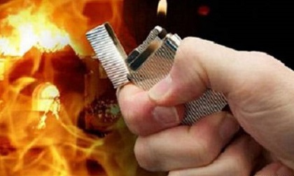 Mâu thuẫn từ chuyện con khóc, chồng đổ xăng đốt vợ trong đêm