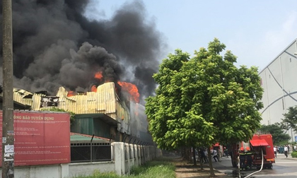 Đang cháy lớn tại kho xưởng nhựa cạnh AEON Long Biên