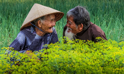 Bức ảnh cụ ông cụ bà Việt nhìn nhau cười hạnh phúc được lên báo nước ngoài, lọt khoảnh khắc tình yêu đẹp nhất