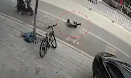 Bé trai suýt chết vì bị xe điện cân bằng kéo lê giữa đường