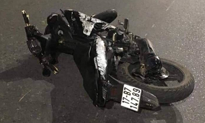 Xe máy kẹp 5 lao vào dải phân cách ở Thái Nguyên, 4 người chết