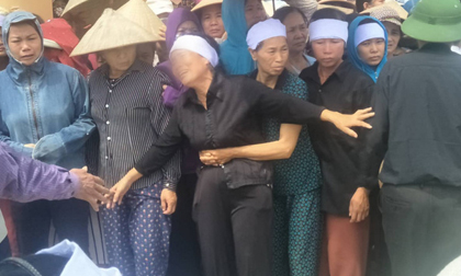 Xót xa cảnh người thân khóc ngất tiễn đưa các nạn nhân trong vụ thảm sát về nơi an nghỉ cuối cùng