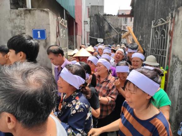 Người thân trong đám tang vợ chồng ông Hải