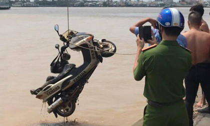 Tìm thấy xe máy của nhà báo tử vong dưới sông ở Sài Gòn