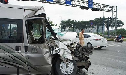 Ớn lạnh hiện trường TNGT xe khách vỡ nát sau va chạm khủng khiếp với xe ben