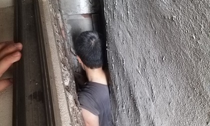 Giải cứu người đàn ông mắc kẹt trong khe tường nhà cao tầng