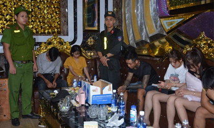 100 cảnh sát đột kích quán karaoke, phát hiện hàng chục đối tượng phê ma túy