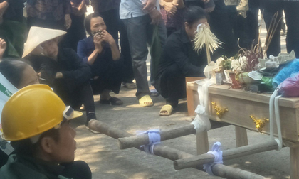 Xót lòng đám tang đẫm nước mắt của 3 mẹ con tử vong trong vụ tai nạn ở Hà Nội
