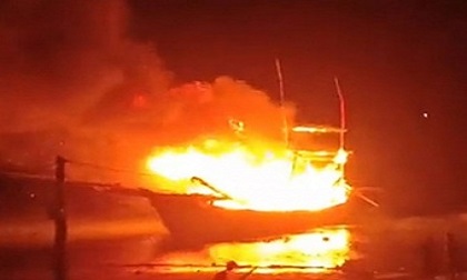 Thanh Hoá: Nổ bình ga, lửa bao trùm tàu cá, nhiều người đi cấp cứu