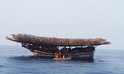 9 người bám phao sống sót khi tàu chìm ở vùng biển Hoàng Sa