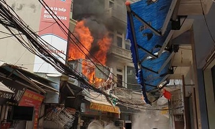 Cháy lớn cửa hàng bán đồ vàng mã ở Hà Nội, nhiều người hốt hoảng