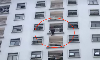 Giải cứu một phụ nữ kẹt ở lan can tầng 10 chung cư vì nhảy lầu tự tử
