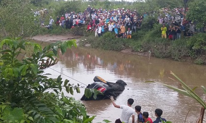 Vụ 3 thi thể trong Mercedes dưới kênh ở Tiền Giang: Người thân gục ngã khi chứng kiến 2 con trai cùng con dâu mang thai gần 8 tháng tử vong
