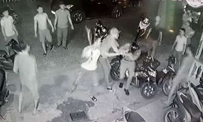 Hàng loạt vũ khí trong nhà nhóm thanh niên chém 3 công an