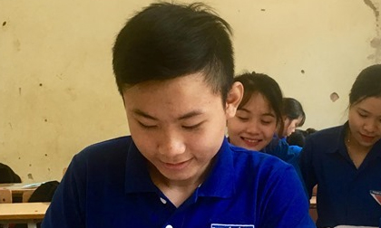 Khoảnh khắc sinh tử lao vào dòng lũ xiết cứu người của nam sinh Nghệ An