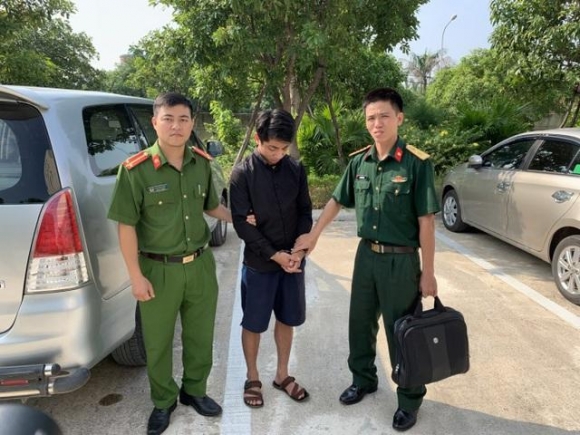 Đối tượng Nguyễn Thanh Tùng được bàn giao cho cơ quan điều tra hình sự. Ảnh: báo Dân Trí