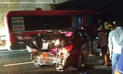 Kinh hoàng hình ảnh ô tô 4 chỗ bị vò nát sau tai nạn trên cao tốc