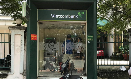Cô gái 18 tuổi rút tiền ở trụ ATM ngân hàng Vietcombank bị kề dao cướp