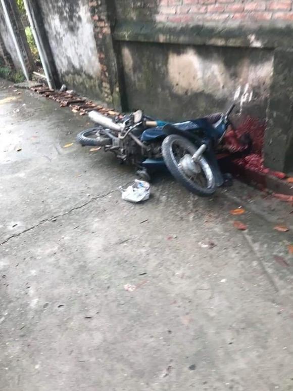 Kinh hoàng người đàn ông đang đi xe máy bị nam thanh niên dùng búa đánh tử vong