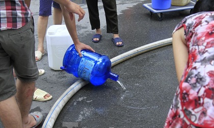 Tìm ra nguyên nhân nước cấp miễn phí cho người dân Hà Nội có mùi lạ