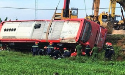 40 người thoát chết khi xe khách lao xuống ruộng