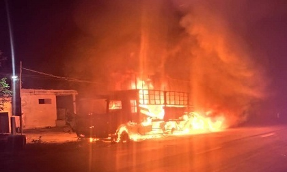 Xe tải bốc cháy dữ dội ở Quảng Bình, 14 tấn sắt biến dạng