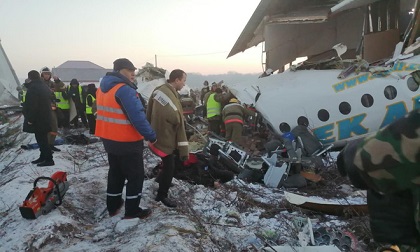 [NÓNG] Máy bay chở 100 người rơi vỡ nát tại Kazakhstan, ít nhất 7 người thiệt mạng