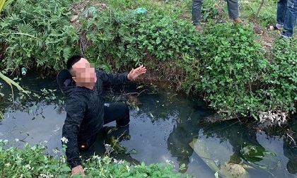 Công an triệu tập nam thanh niên nghi sàm sỡ phụ nữ đang đi trên đường, bị người dân đẩy xuống mương nước