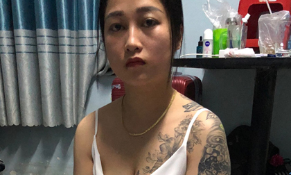 Cô gái xăm trổ ở ngực và tay bị bắt khi bán ma túy cho khách trong quán karaoke
