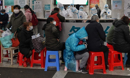 Thi thể bị bỏ ở hành lang, bệnh viện Vũ Hán như 'ngày tận thế'