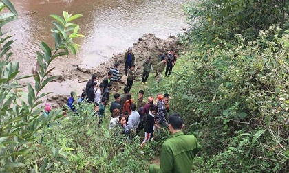 Nữ nạn nhân được phát hiện tử vong, thò cánh tay cạnh bờ suối ở Lào Cai đã ly hôn, có hoàn cảnh khó khăn