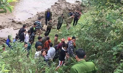 Tá hỏa phát hiện thi thể cô gái trẻ bị chôn vùi, lộ cánh tay bên bờ suối